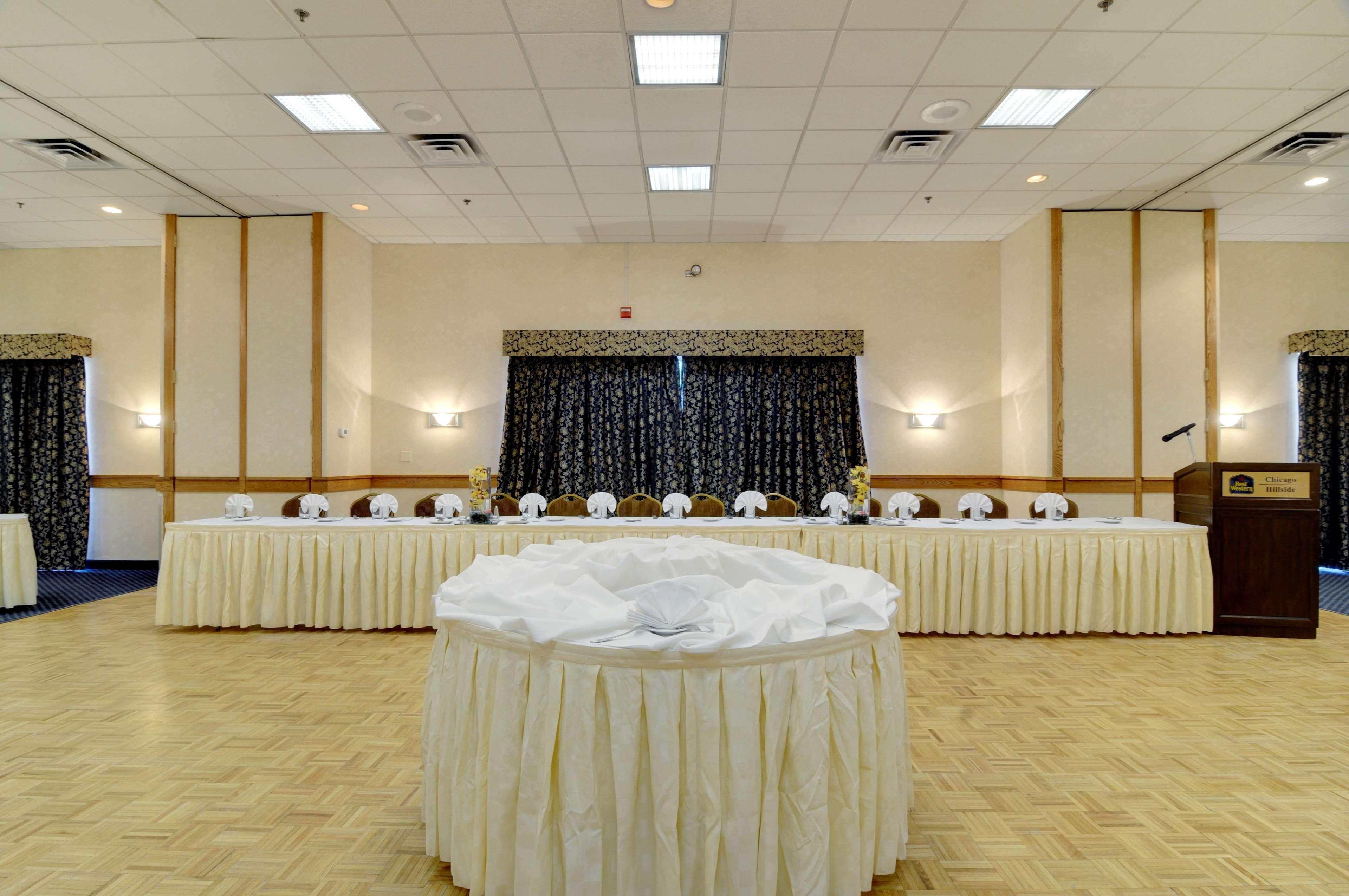 Best Western Plus Chicago Hillside Exterior photo